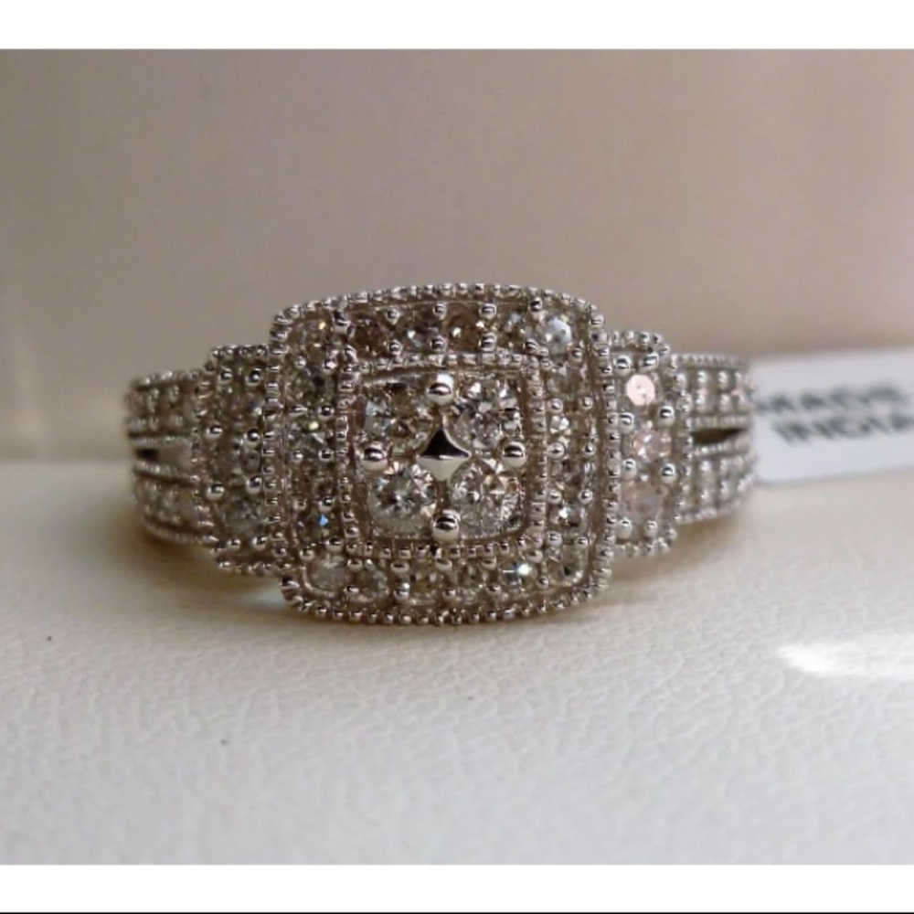 Beautiful 0.55 carat 10k white gold diamond ring